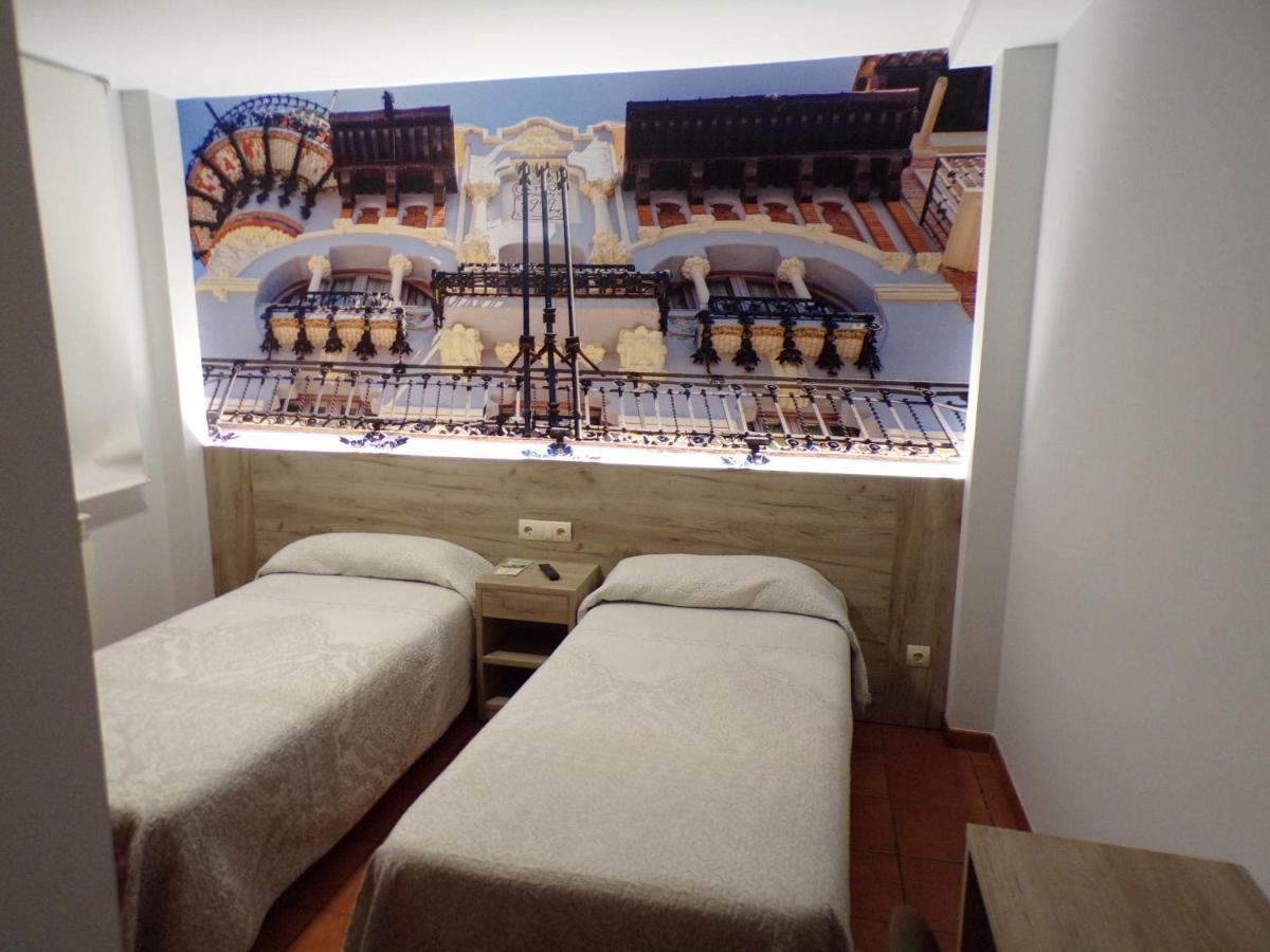 Hostal Serruchi Teruel Bagian luar foto