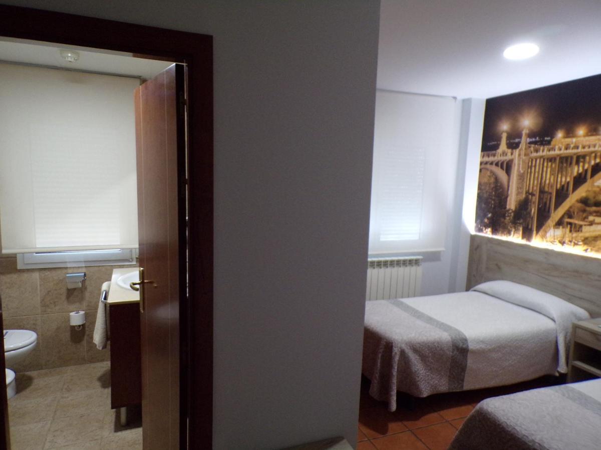 Hostal Serruchi Teruel Bagian luar foto