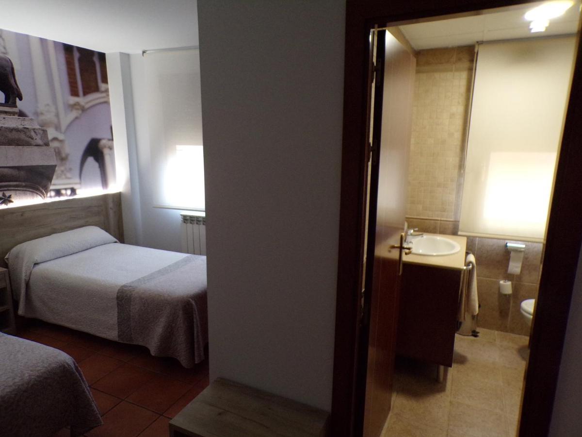 Hostal Serruchi Teruel Bagian luar foto