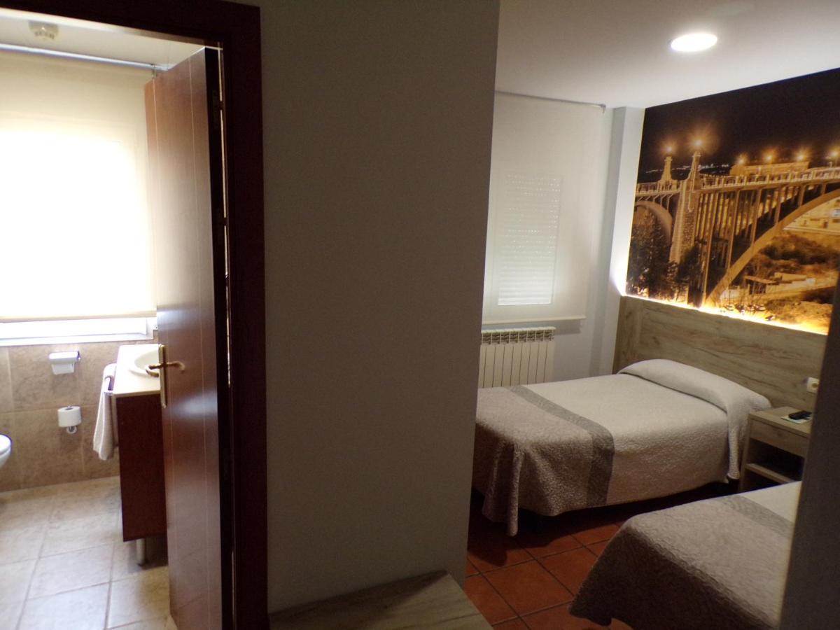 Hostal Serruchi Teruel Bagian luar foto